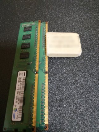 정밀 드라이버로 컴퓨터 부품을 수리하는 손