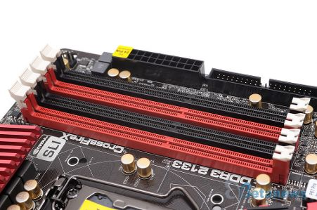 컴퓨터 메인보드와 부품들을 점검하는 모습