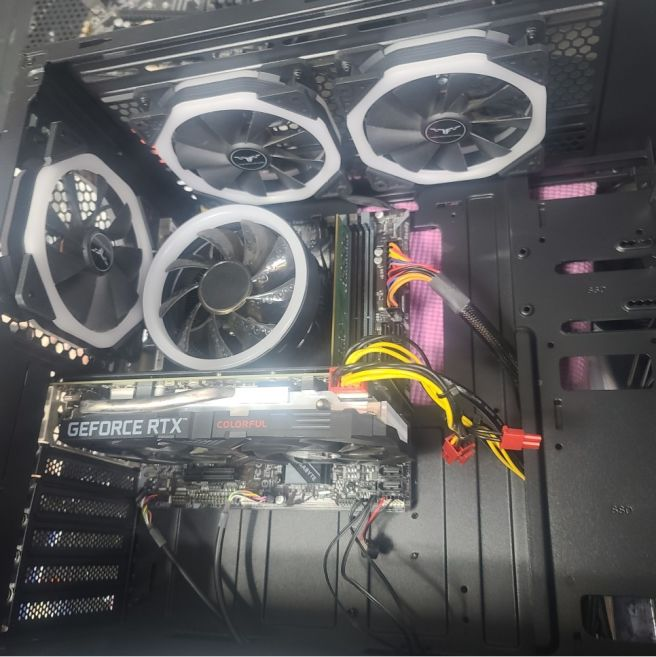 전문가가 컴퓨터 하드웨어를 점검하는 모습